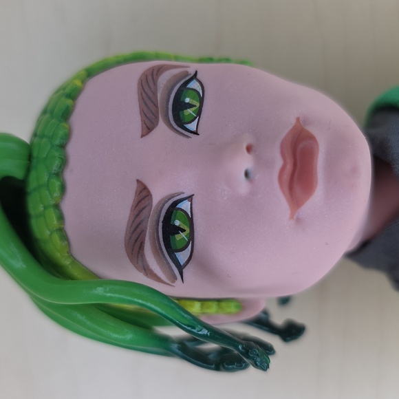 Monster High Duece Gorgon Doll 2008 - Picture 9 of 11